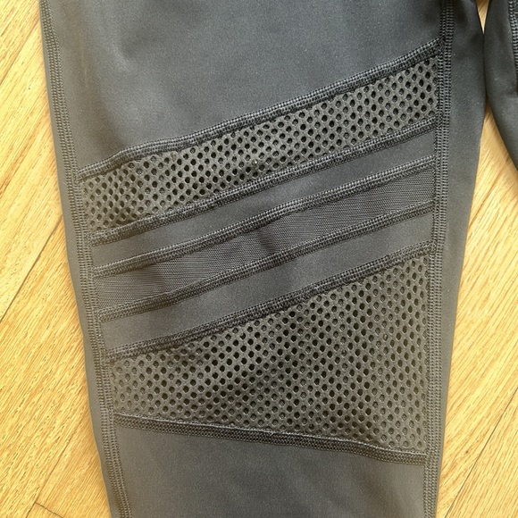 LULULEMON size 6 women’s black leggings with textured pattern - Picture 2 of 9